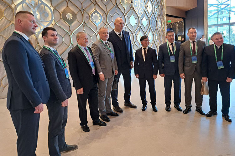    Пожалуй, главной звездой перед началом пленарного заседания стал депутат Госдумы Николай Валуев, который заметно выделялся своим ростом.   
Фото: Антон Сенопальников