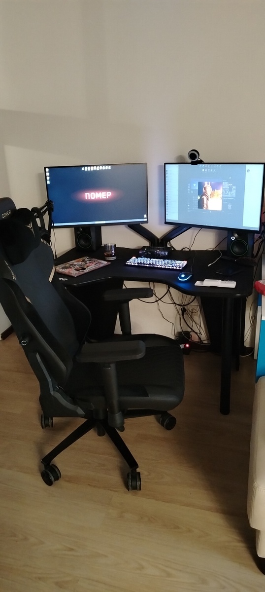 Рабочее место моего племянника, вот он удаленщик, ему по кайфу 