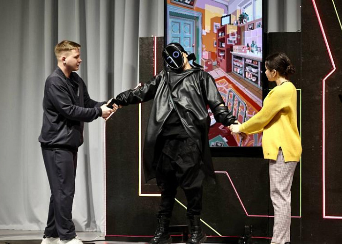 Экран вместо лица у главного злодея меняется в зависимости от способа обмана. Фото Юлии Боровиковой 