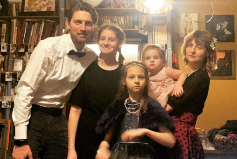 Иван с женой и дочками