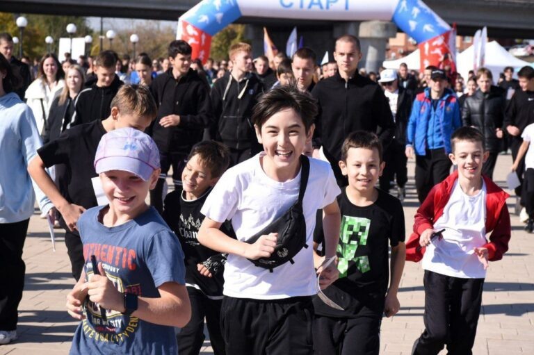    В Оренбурге отметили Всероссийский день ходьбы на набережной Урала Оренбуржье