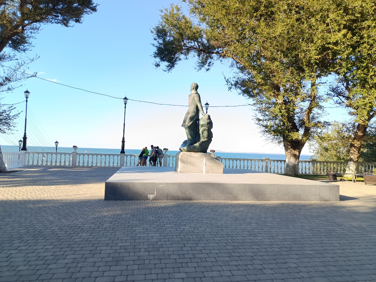 Фото автора. Памятник М. Ю. Лермонтову в Тамани. 