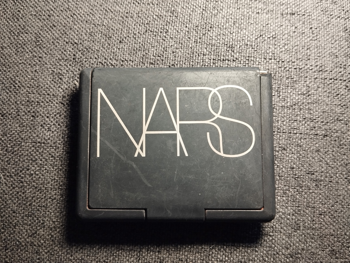 Румяна NARS стоимостью 4300 руб. В Л'Этуаль. 