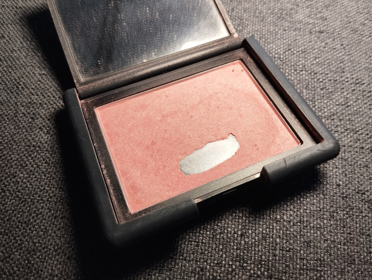 Румяна NARS в оттенке Deep Throat. 