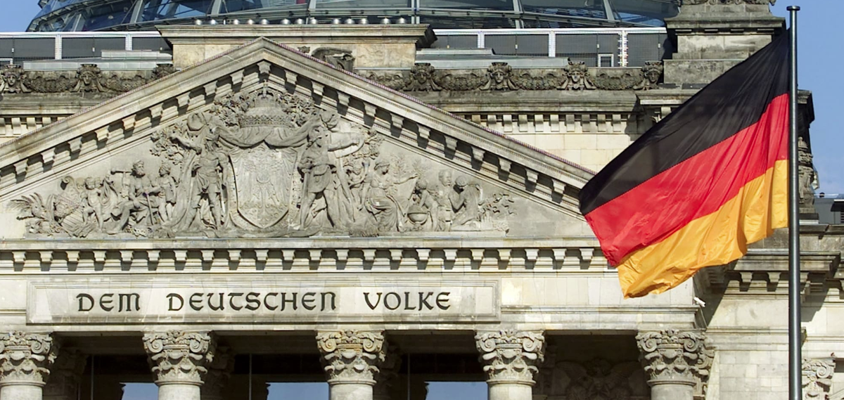 «Немецкому народу»: Надпись на здании Рейхстага © REUTERS/FABRIZIO BENSCH
