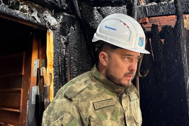    Вместе с жильцами дом осмотрел глава Березников. Фото: Глава Березников Алексей Казаченко