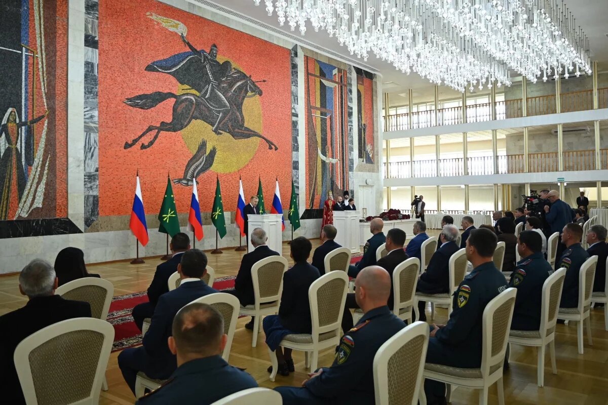    В преддверии Дня республики в Адыгее вручили государственные награды