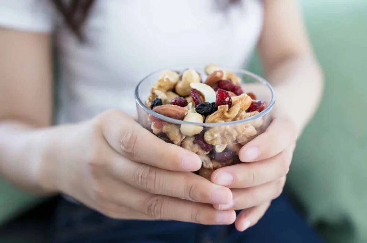    Регулярное потребление горсти орехов снижает риск сердечно-сосудистых заболеваний.