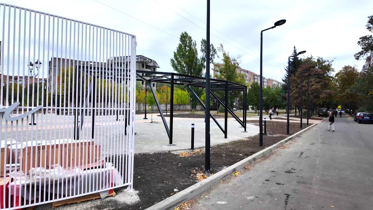    Югорчане заканчивают благоустройство Аллеи Победы в Макеевке