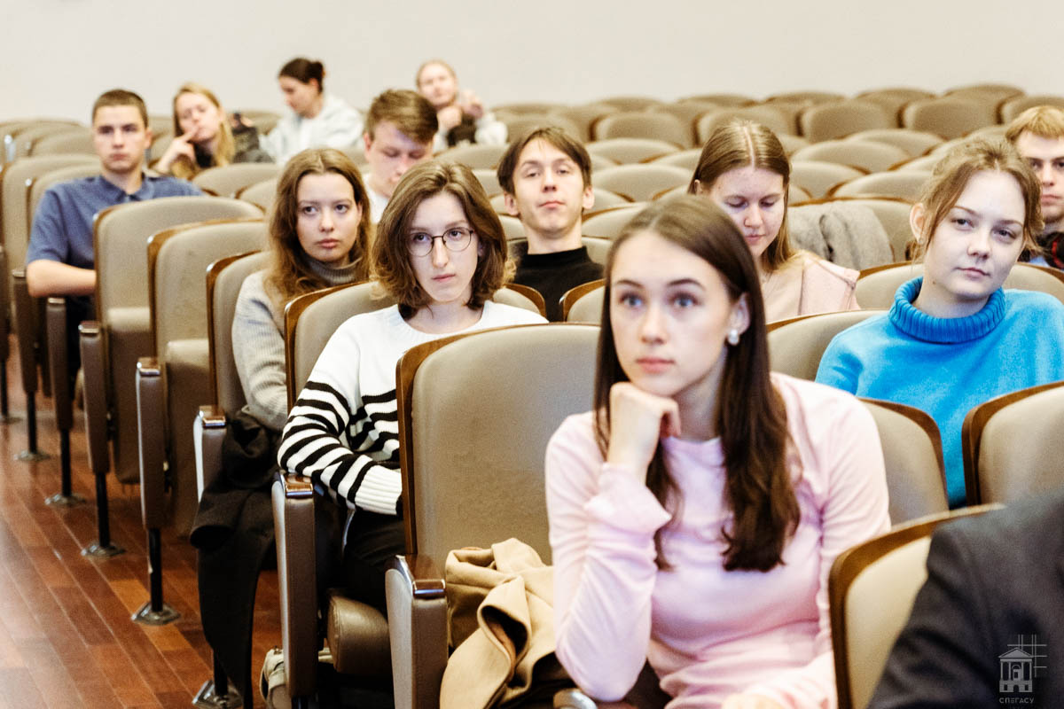 Студенты на собрании