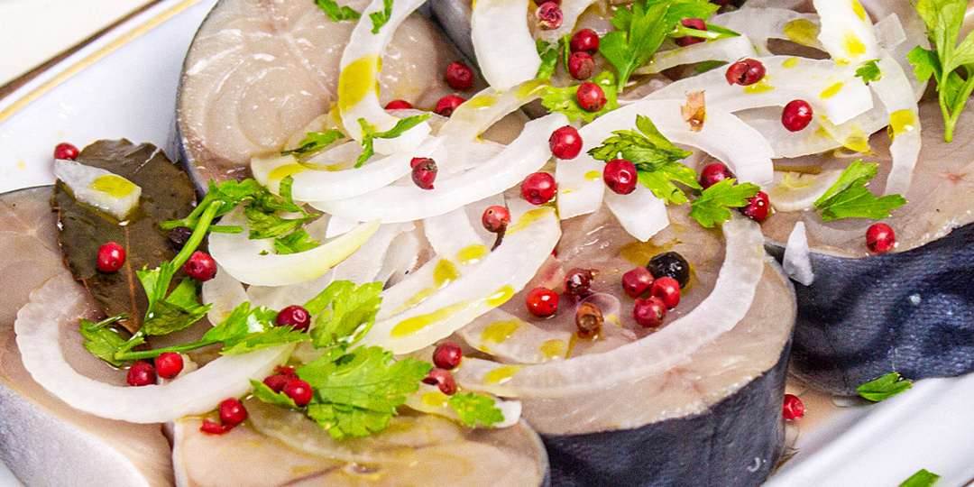 Скумбрия за ночь: заливаем рыбу рассолом в банке и получаем нежную, плотную рыбку через 12 часов