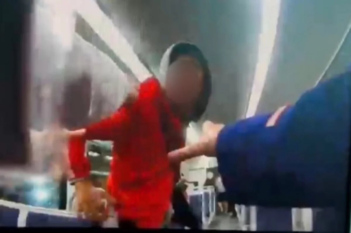    Группа неизвестных напала на охранника электрички «Керамик — Шаля»