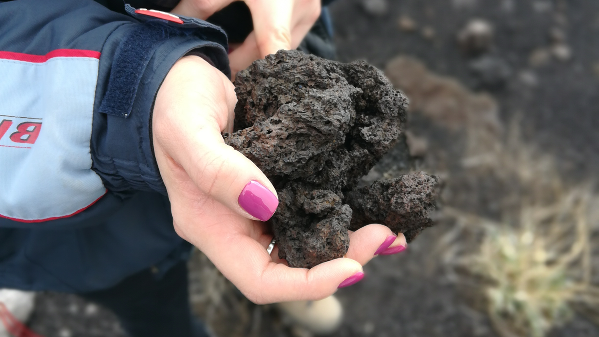 Вулканическая порода из которой сотоит склон вулкана Этна.