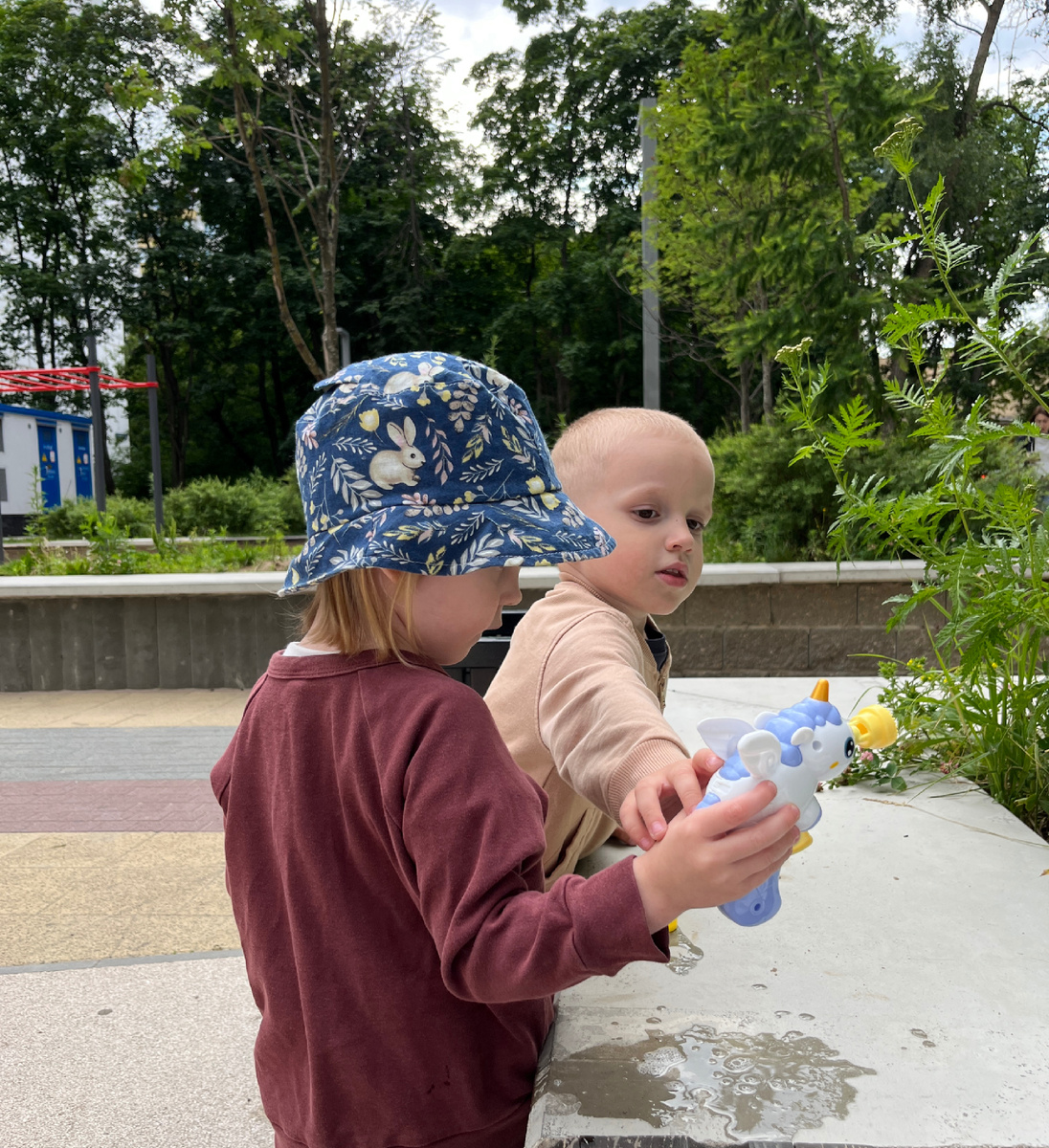 Егор встал коленом прямо в эту лужу с мыльными пузырями