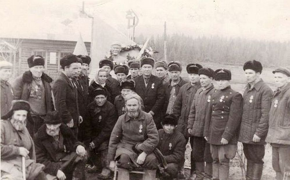 Яков Николаевич Чаурин среди фронтовиков Соснового Бора  (сидит 1-й справа), 1965 г. Фото из архива автора