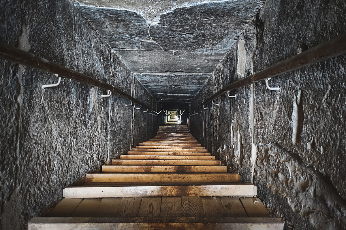 Melnikov Dmitriy / Shuttherstock / FOTODOM📷Спуск в древнюю египетскую пирамиду