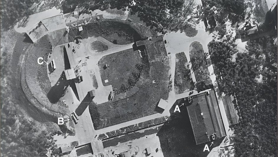 Аэрофотосъемка испытательного стенда VII в Пенемюнде, 23 июня 1943 года. На фото видны ракеты Фау-2 на прицепах Meillerwagen (B), здание для хранения (A) и конструкции будущих катапульт (C)Источник: Wikimedia