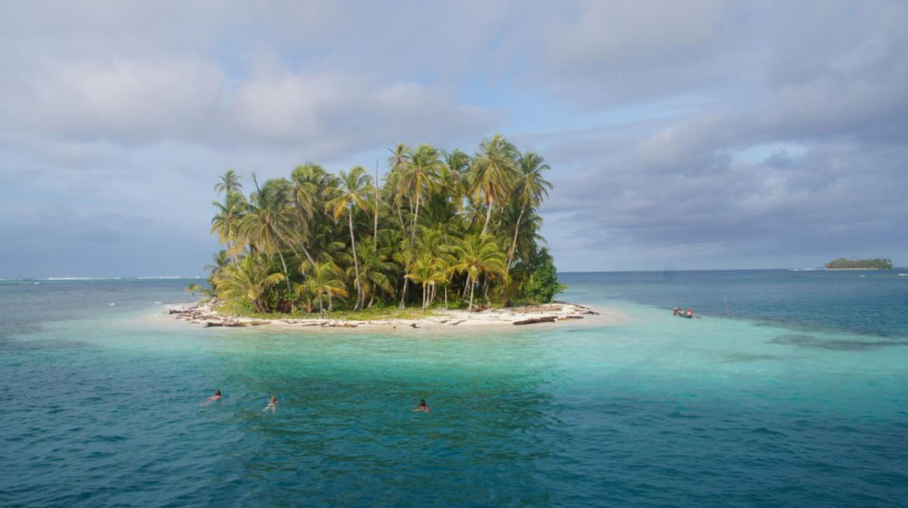    Мужчина 40 лет прожил на необитаемом острове по собственной воле. Как он там все обустроил и зачем?