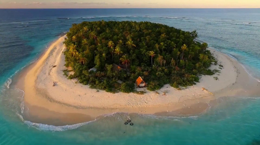    Мужчина 40 лет прожил на необитаемом острове по собственной воле. Как он там все обустроил и зачем?