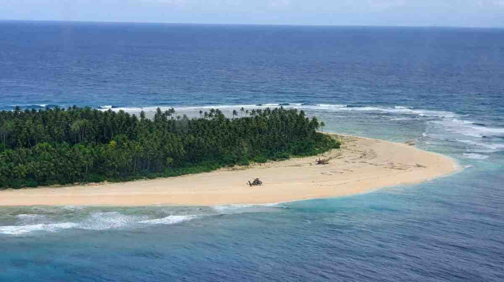    Мужчина 40 лет прожил на необитаемом острове по собственной воле. Как он там все обустроил и зачем?