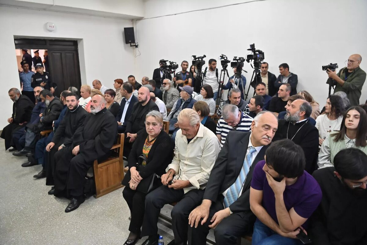 Сторонники во время оглашения приговора суда Микаэлу Аджапахяну (03 октября 2025). Еревaн © Sputnik / Aram Nersesyan
