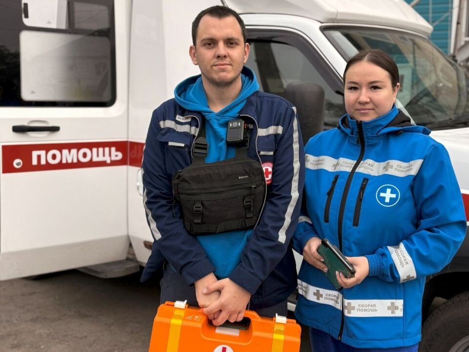    Фельдшеры Михаил Егоров и Яна Чинчикова. Источник: Станция скорой медицинской помощи Бийска в telegram-канале