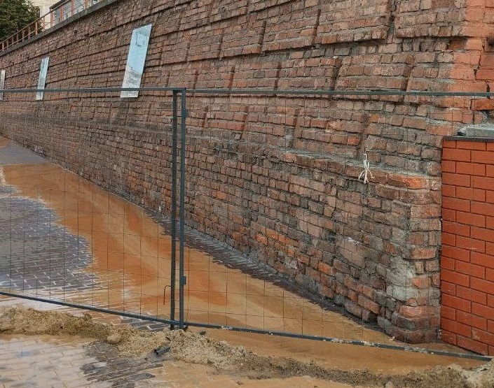    Жижа коричневого цвета начала течь прямо из-под стен Рождественской церкви