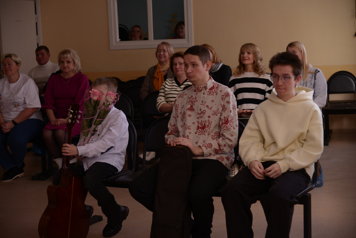 Павел (крайний справа) ждёт выхода на сцену