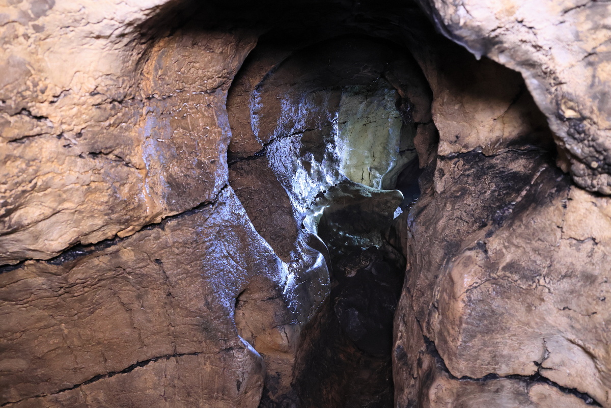 В пещерах бывает довольно узко. Фото Дмитрия Куткина