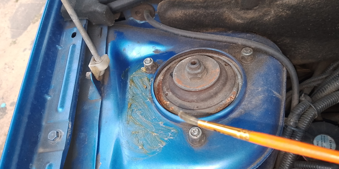 Смазал VIN номер (номер кузова) перед зимой, клеммы АКБ, окрасил крючок капота.