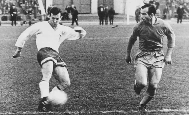    Дмитрий Багрич (справа) и Игорь Численко в матче ЦСКА – «Динамо». Фото из семейного архива Дмитрия Багрича