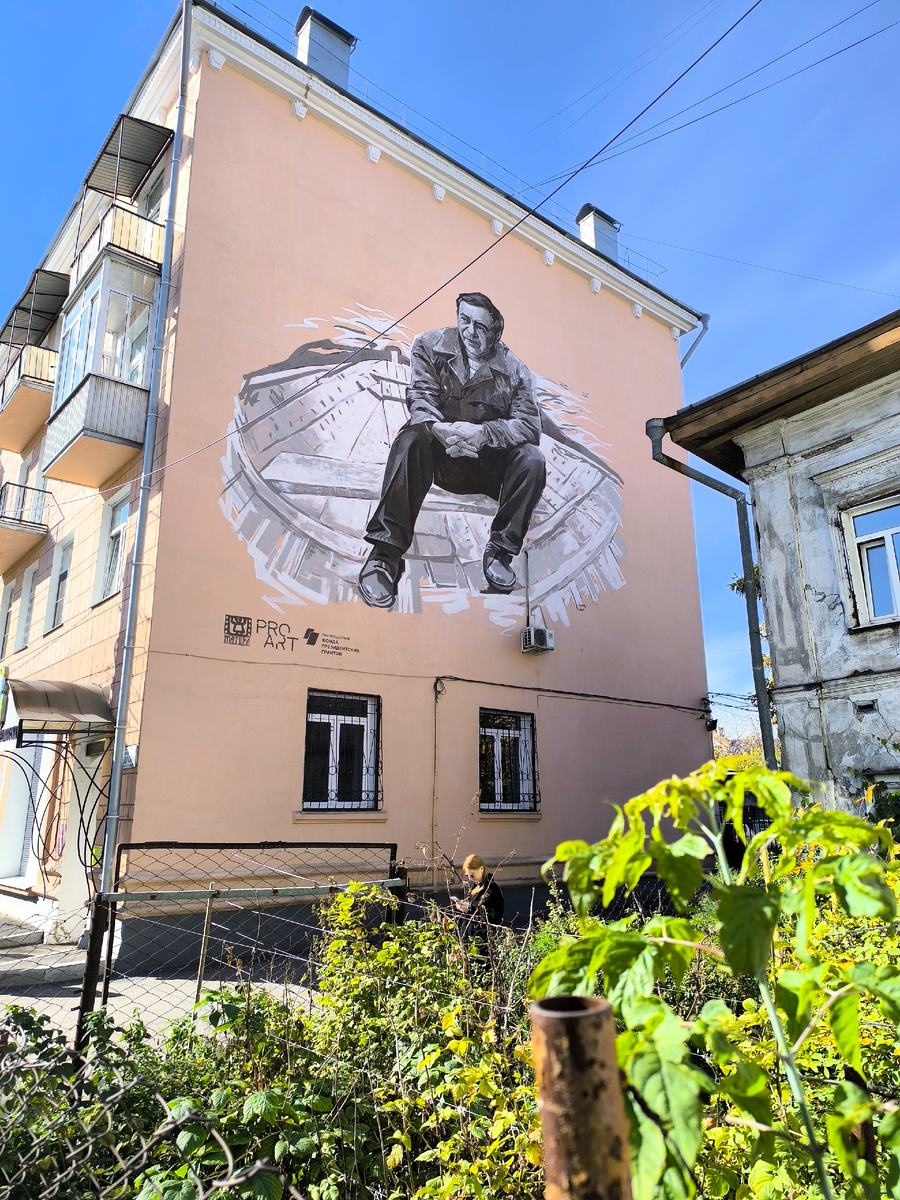 Мурал с изображением писателя В. Г. Распутина на стене дома напротив музея Распутина (© Анна, «Маяк энерджайзера»)