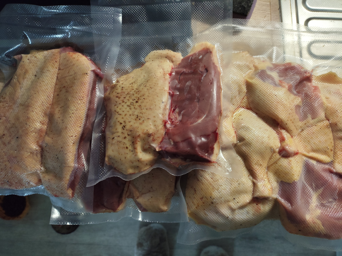 Грудки попарно в маленькие пакетики, ножки все вместе собрала