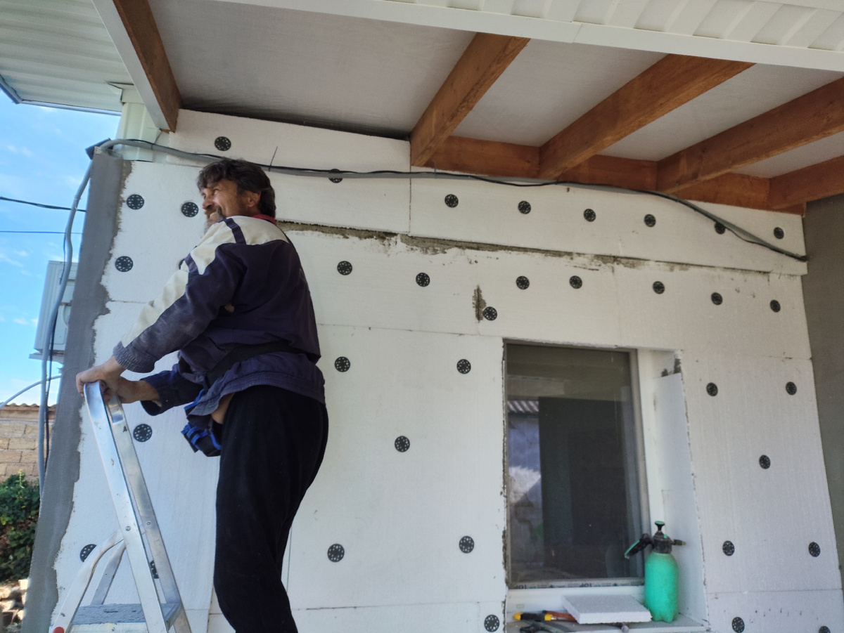    Олег забил последний дюбель! Всё, дом полностью утеплен!