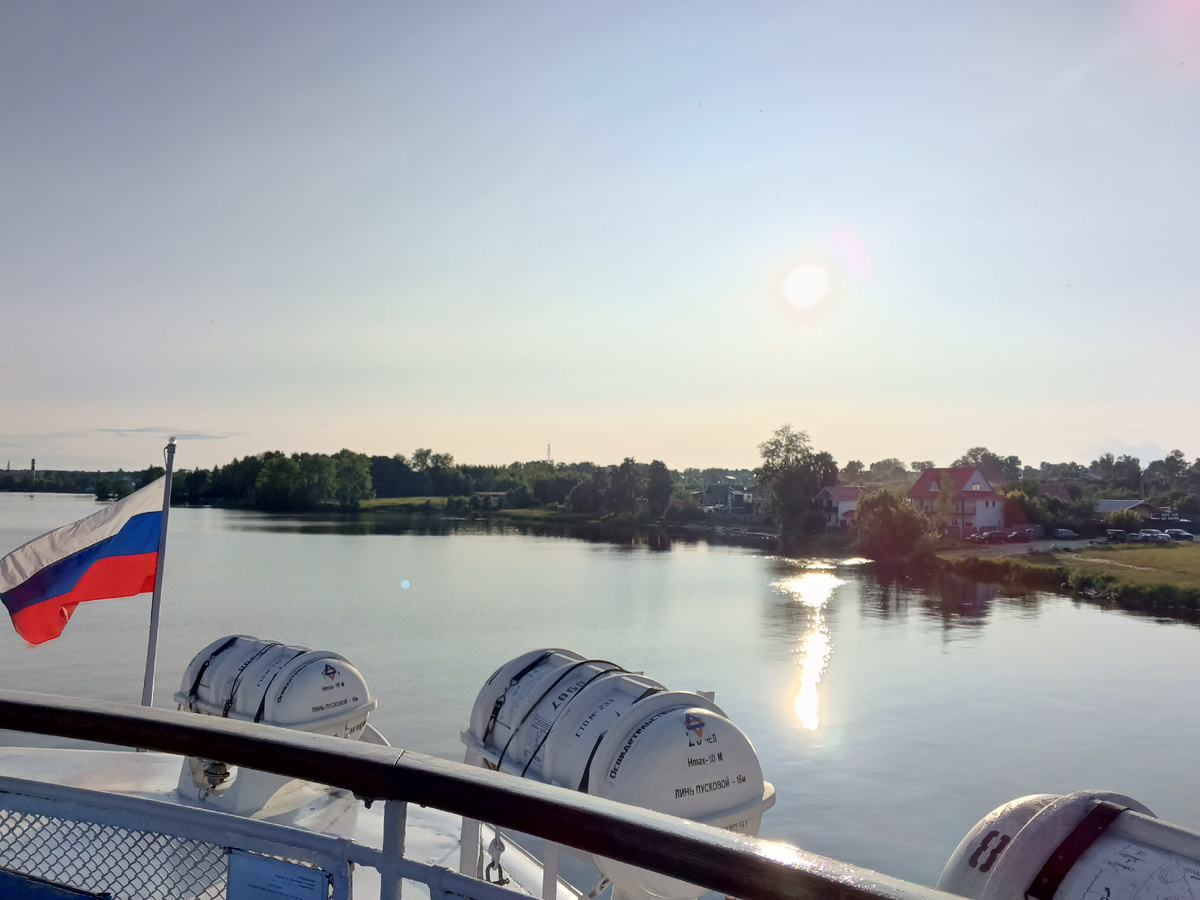 Фото из личного архива двух Капах. Теплоход Космонавт Гагарин, невольно пробуждающий во мне шопоголизм.