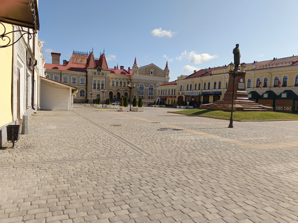 Фото из личного архива двух Капах. Город Рыбинск и Ленин в зимнем.