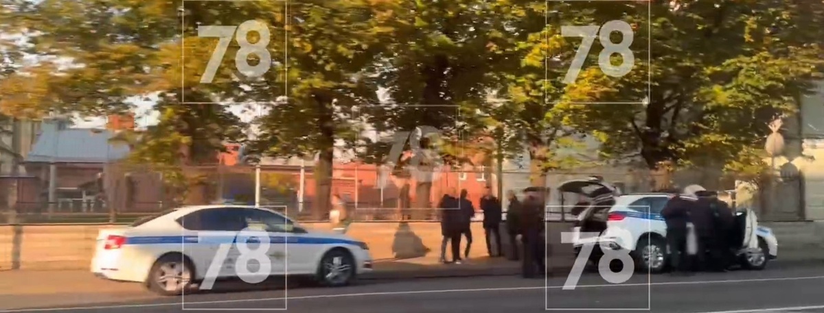    Обстановка на месте ДТП с участием автомобиля ППС в центре Петербурга, 3.10.2025. Снимок с видео, максимально возможное качество. Автор фото: 78.ru