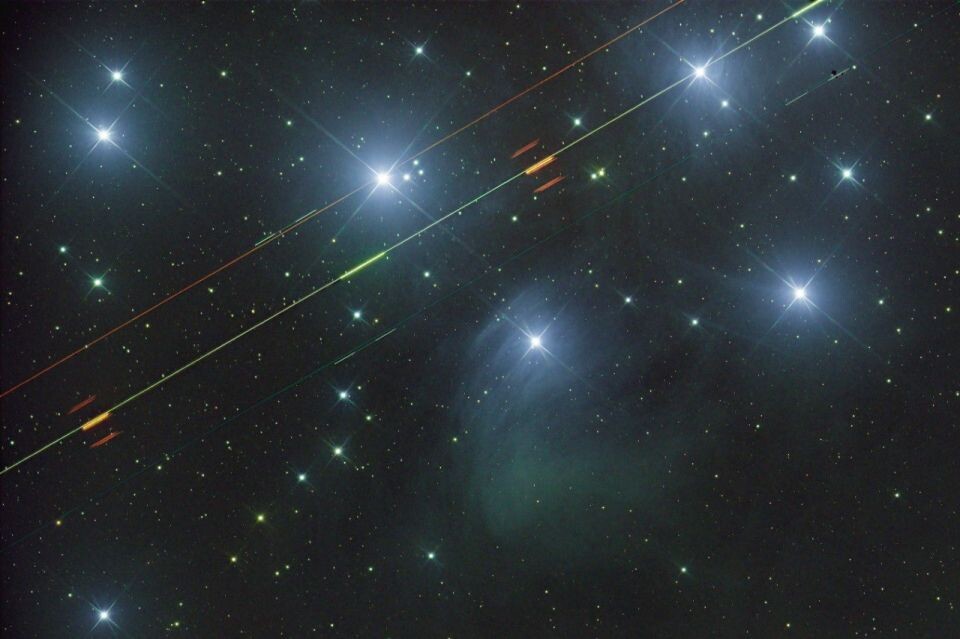    Самолет оставил след на фоне скопления звезд. Источник: t.me/zvezdo4et82