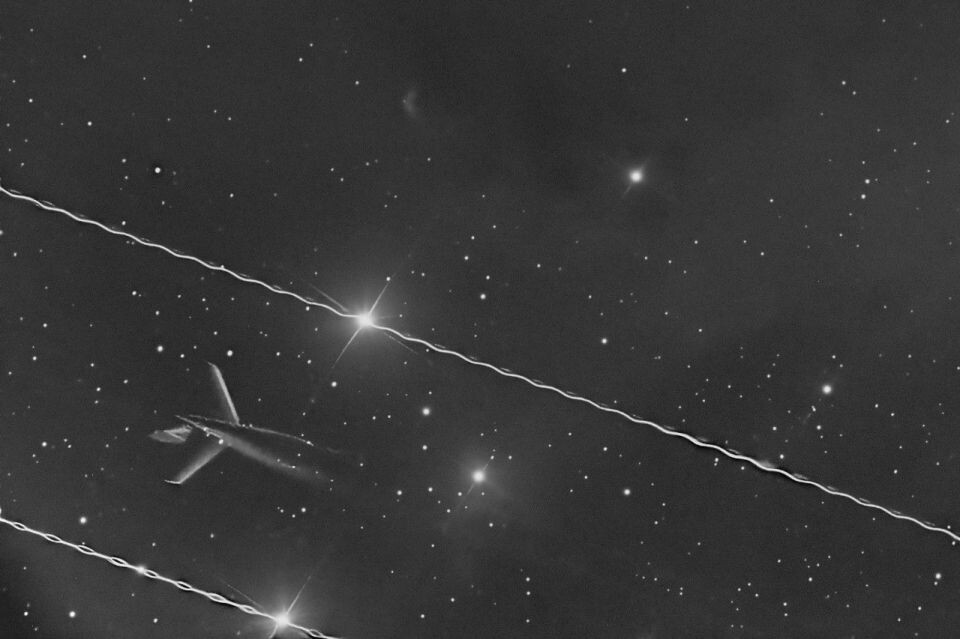    Самолет оставил след на фоне скопления звезд. Источник: t.me/zvezdo4et82