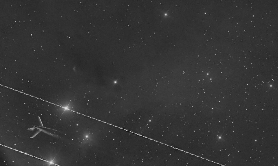    Самолет оставил след на фоне скопления звезд. Источник: t.me/zvezdo4et82