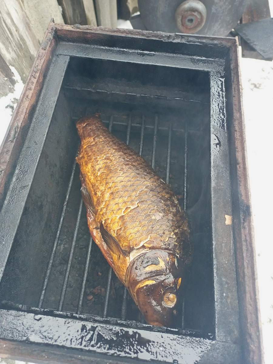 Карп горячего копчения.