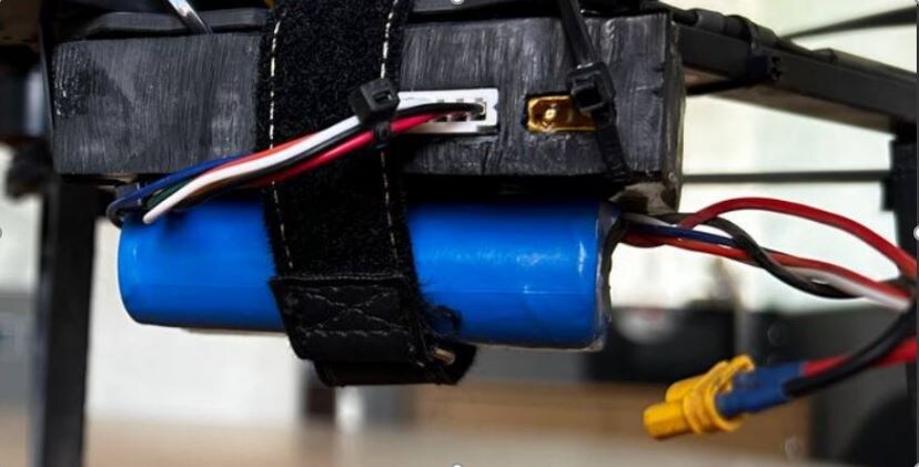 Модуль автоматического удержания курса на цель «ФОТОН». 
Габариты (длина × ширина × высота): 100×65×20 мм
Вес модуля: до 200 г
Крепление: стропами в произвольном месте
Защитный корпус: IP65