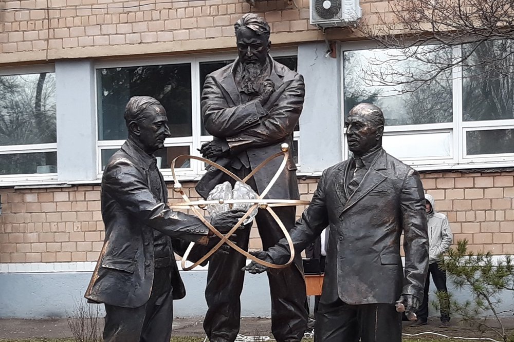 Аллея Нобелевских лауреатов мифистов. Из открытых источников.