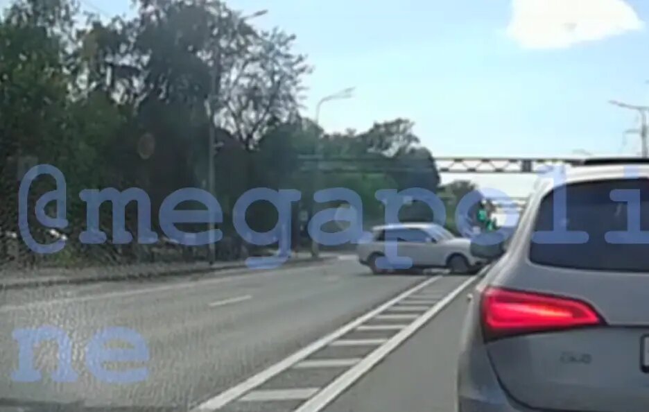    Фото: стоп-кадр видео из телеграм-канала «Мегаполис | ДТП и ЧП | Санкт-Петербург | Питер»