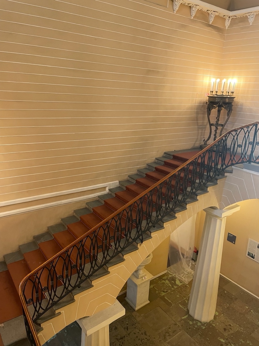 Парадная лестница 
