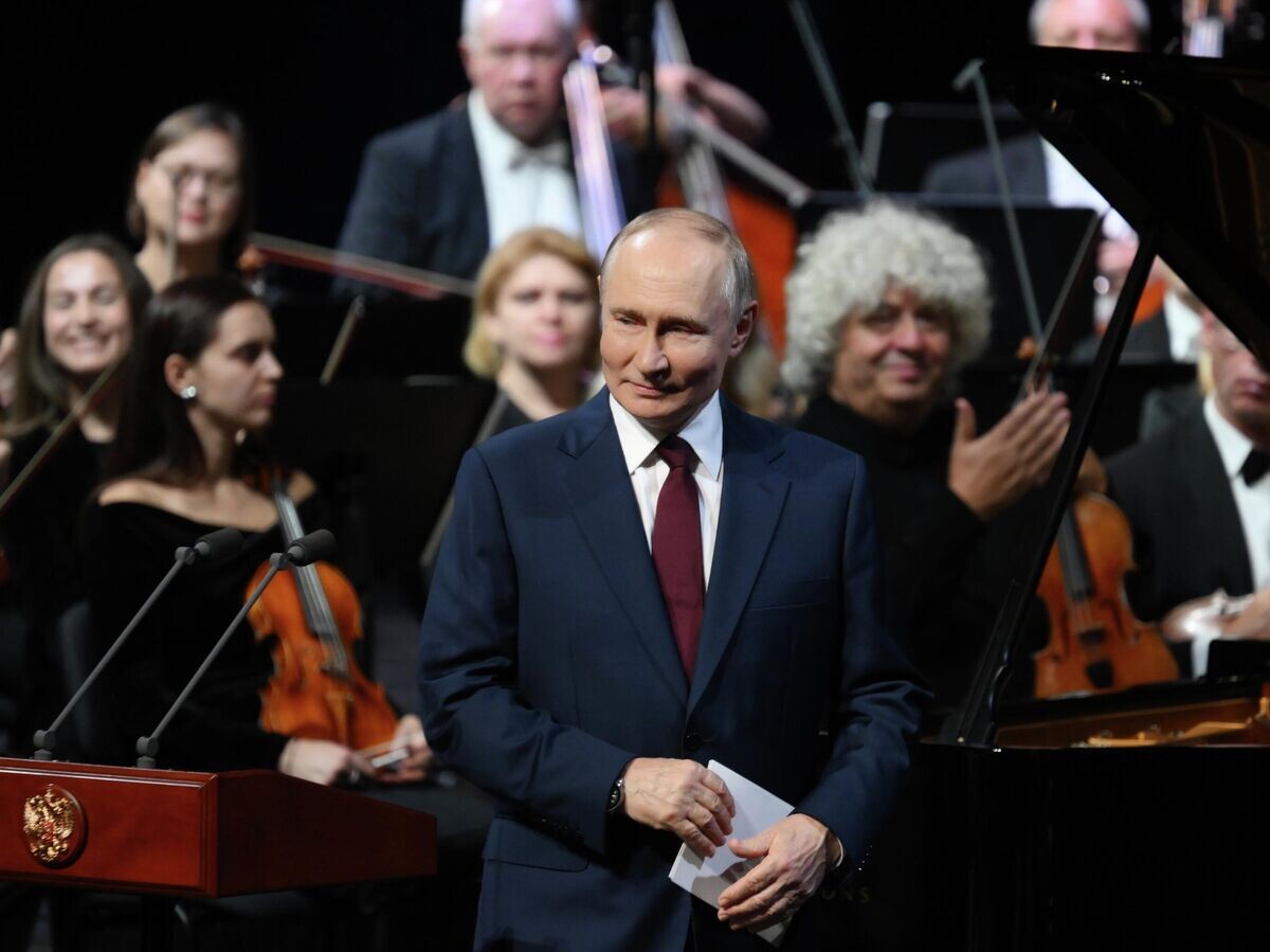    Президент РФ Владимир Путин посещает новый концертный центр в Сириусе© РИА Новости / Григорий Сысоев