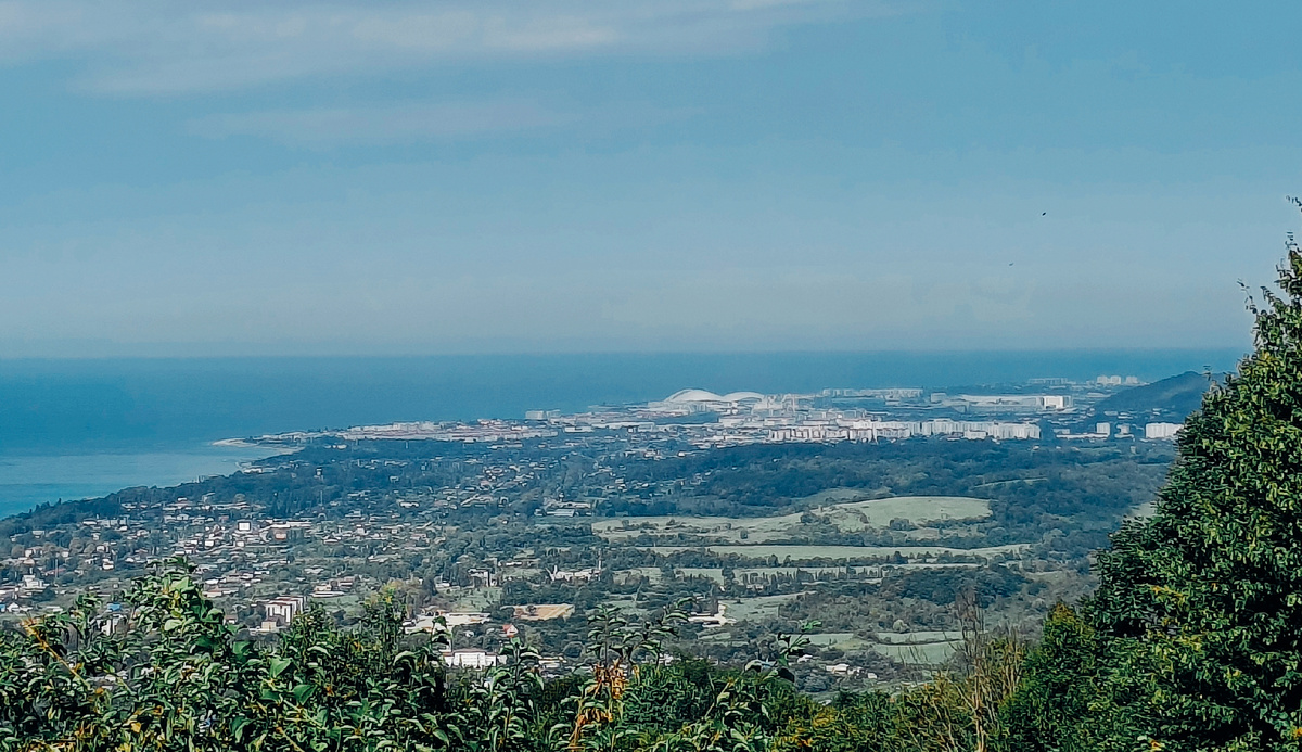 Вид на Сириус с одной из прибрежных гор близ Цандрыпша в Абхазии. Август 2025. Фото автора.