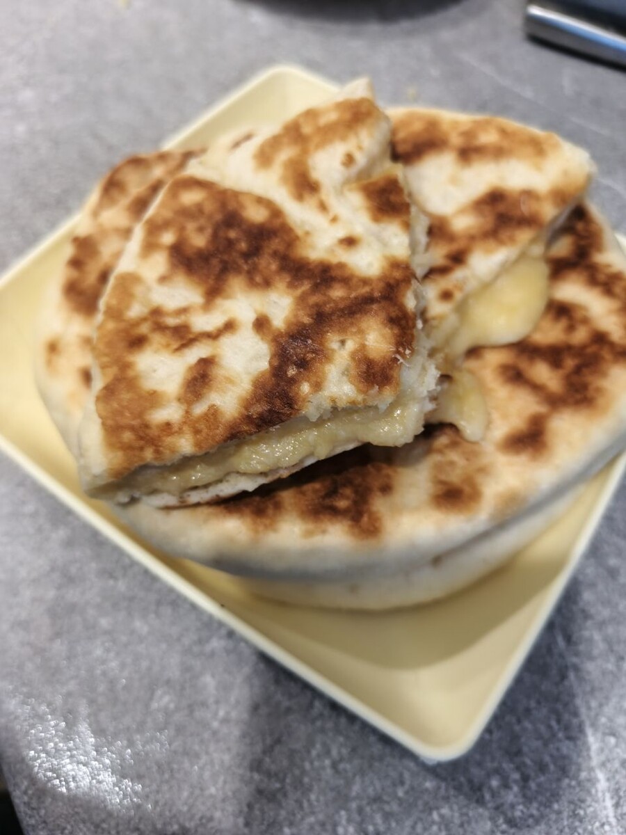 Пришла домой  с работы 🏘️И мне срочно захотелось приготовить для своей семьи что-то вкусное и на скорую руку 😅Получились вкусные "Ленивые хачапури" 🧇делюсь рецептом 😉