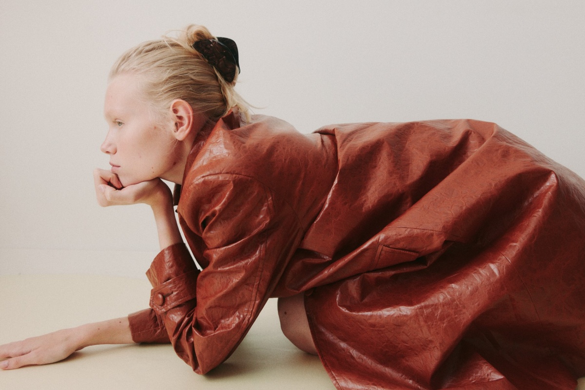 краб "Крыло" цвета молочный шоколад, съемка для бренда Hairmates