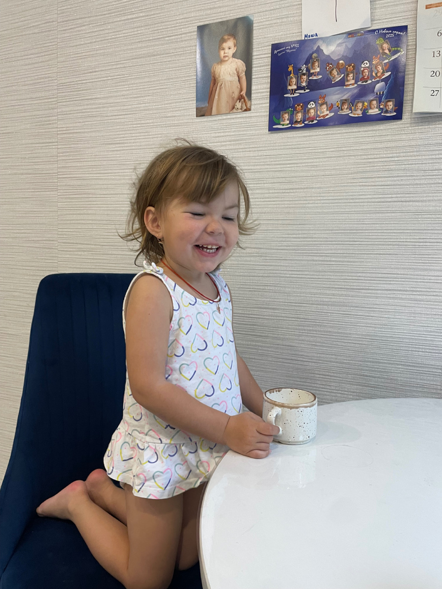 Хулиганка моя 2.7  всего, а уже большой кажется на фото. Хотя когда из сада забираю, маленькая кнопочка)